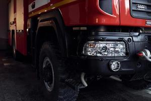 vista de cerca del camión de bomberos moderno rojo. parte delantera del vehiculo foto