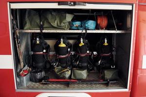 balones de oxigeno vista de cerca del equipo de bombero que está dentro del camión foto