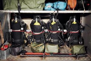 balones de oxigeno vista de cerca del equipo de bombero que está dentro del camión foto