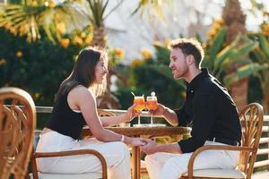 feliz pareja joven está juntos en sus vacaciones. al aire libre durante el día soleado foto