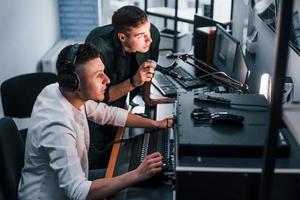 concepción del trabajo en equipo. dos chicos están adentro en el estudio de radio están ocupados por transmisión foto