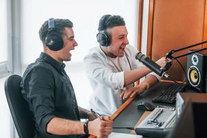 dos chicos están adentro en el estudio de radio están ocupados por transmisión foto