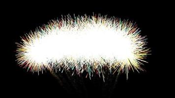 echt vuurwerk viering Bij nabij lucht. kleurrijk vuurwerk voor gelukkig nieuw jaren vooravond , huwelijk en partij kalibratie, bokeh licht mooi vuurwerk video