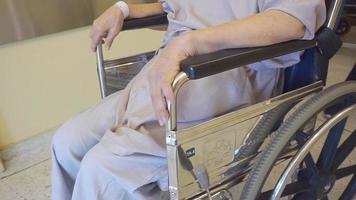 anziano pazienti fare fisioterapia nel il ospedale video