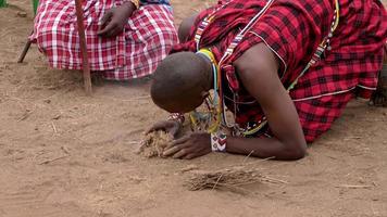 Nahaufnahme eines Massai-Mannes, der in einem Dorf Feuer macht. Amboseli Nationalreservat, Kenia, 27. August 2022, Afrika video