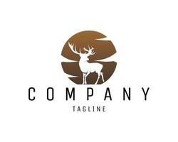 logotipo vectorial en el que una imagen abstracta de un gran ciervo aislado en un fondo blanco se ve elegante y con estilo adecuado para insignias, emblemas y la industria animal. vector