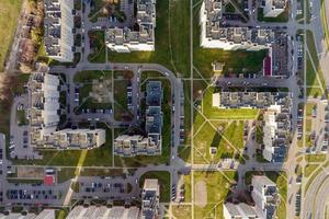 vista aérea panorámica de un enorme complejo residencial con edificios de gran altura foto