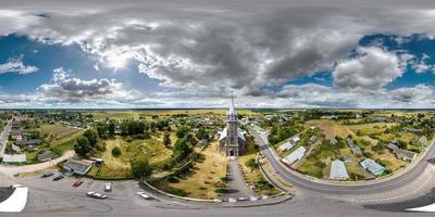 vista aérea panorámica full hdri 360 del templo neogótico o iglesia católica en el campo en proyección equirectangular con cenit y nadir. contenido vr ar foto