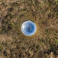 agujero azul esfera pequeño planeta dentro de hierba verde fondo de marco redondo foto