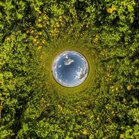 agujero azul esfera pequeño planeta dentro de hierba verde fondo de marco redondo foto