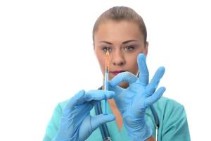 retrato de una doctora seria sosteniendo una jeringa con la vacuna covid19. foto