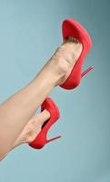 pierna sexy en zapatos de tacón alto de moda rojo. foto