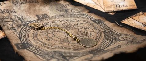 antiguo fondo de brujería esotérica. ocultismo y paganismo antiguo símbolo, con misterioso alfabeto de runas foto