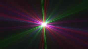 schnelle Bewegung mehrfarbiger Laserstrahlen auf schwarzem Hintergrund video