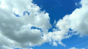 el cielo tiene nubes blancas que fluyen rápidamente. departamento meteorológico cambio climático global video