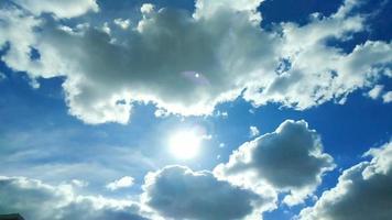 el cielo tiene nubes blancas que fluyen rápidamente. departamento meteorológico cambio climático global video