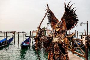 personas no identificadas con máscaras de carnaval en el carnaval de venecia en venecia, italia, alrededor de febrero de 2022 foto