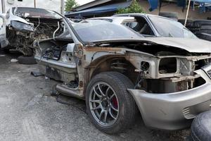 viejos autos destrozados en depósito de chatarra foto