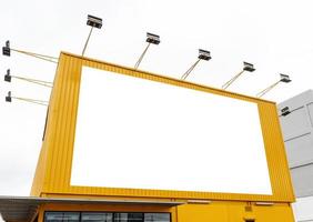 maqueta de cartelera de fondo blanco en edificio amarillo foto