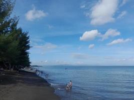 ambiente junto a la playa con cielo azul claro y clima en la isla de lombok, indonesia foto