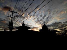 silueta de una mezquita al atardecer. cielo hermoso foto