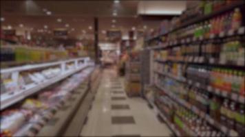 wazig uit van focus langzaam beweging visie terwijl wandelen door gangpad rij van plank in supermarkt kruidenier handig op te slaan in stad- boodschappen doen op te slaan handelswaar video