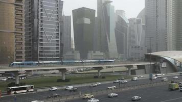 paisaje urbano de dubai, rascacielos, tráfico denso en la autopista y el metro