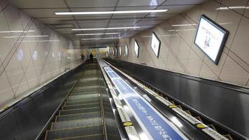 visie binnen metro ondergronds station terwijl Aan de roltrap gaan naar beneden naar de station video