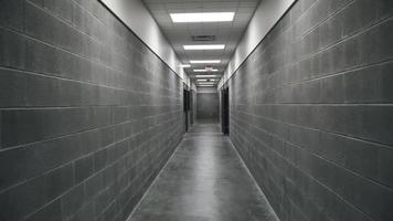 telecamera si sposta attraverso prigione o prigione corridoio nel correzionale servizio, struttura video