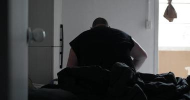 hombre ansioso y deprimido se sienta en su cama, ansiedad, salud mental