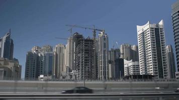 edificios, rascacielos, paisaje urbano en la ciudad del medio oriente de dubai, emiratos árabes unidos video