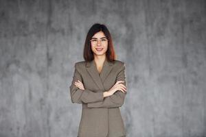 mujer joven en ropa formal está en el interior. concepción del estilo foto