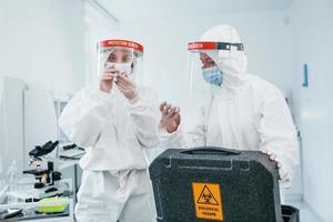 con caso de riesgo biológico. trabajadoras médicas con uniforme protector trabajan en la vacuna covid-19 foto