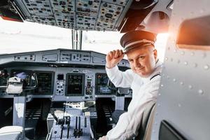 control del vuelo. piloto en el trabajo en el avión de pasajeros. preparándose para el despegue foto