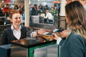 servicio profesional. pareja joven está en el aeropuerto juntos foto