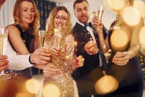 celebración de año nuevo. grupo de personas tienen una fiesta de año nuevo en el interior juntos foto