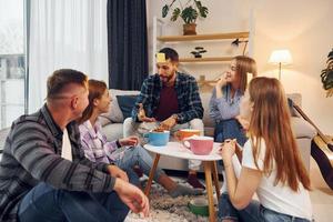 tratando de adivinar quién soy. grupo de amigos tienen una fiesta en el interior juntos foto