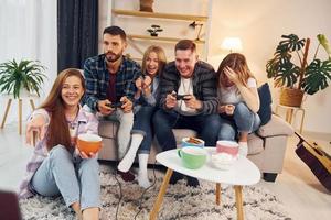 entretenimiento de tiempo libre. grupo de amigos tienen una fiesta en el interior juntos foto