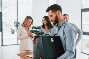 empleados jóvenes. grupo de empresarios que trabajan en el proyecto en la oficina foto