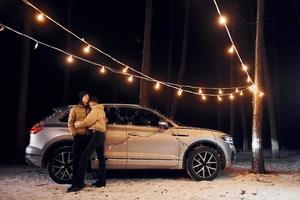 amor y abrazos. pareja de pie en el bosque y celebrando el año nuevo foto