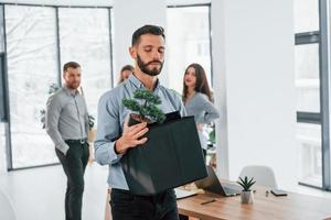 día de invierno. grupo de empresarios que trabajan en el proyecto en la oficina foto