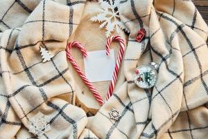 caramelos rojos fondo de navidad con decoración navideña foto