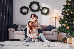 concepción de las vacaciones. familia celebrando el año nuevo con sus hijos en casa foto