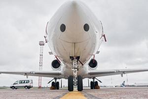 vista frontal. avión turbohélice estacionado en la pista durante el día foto