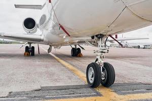 vista desde abajo. avión turbohélice estacionado en la pista durante el día foto