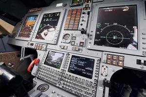 diferentes pantallas. Cerrar vista enfocada de la cabina del avión foto