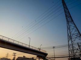 luz dorada del amanecer matutino y el paso elevado de la calle en la ciudad foto