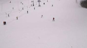 belokurikha, federação russa, 21 de fevereiro de 2017 - homem esquiando deslizando pela encosta nevada. estação de esqui no inverno. conceito de esporte ativo de inverno video