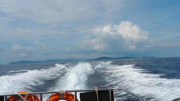 visie van de golven van een speedboot in de Open azuur zee. achterzijde visie. wit schuim van golven. drijvend in de oceaan video