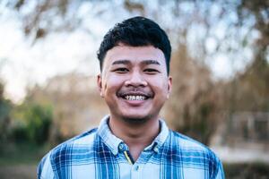 retrato asiático joven sonrisa con feliz foto